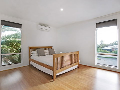 Adelaide Holiday Homes - Flights 0