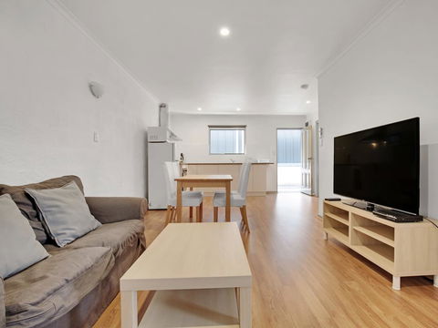 Adelaide Holiday Homes - Flights 2