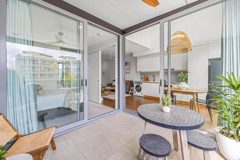 Executive Beachside Getaway - Flights 3