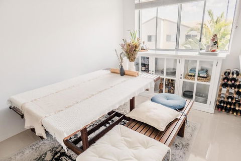 HEART OF BURLEIGH Holiday Villa - Perfect Location With Pools - Flights 1