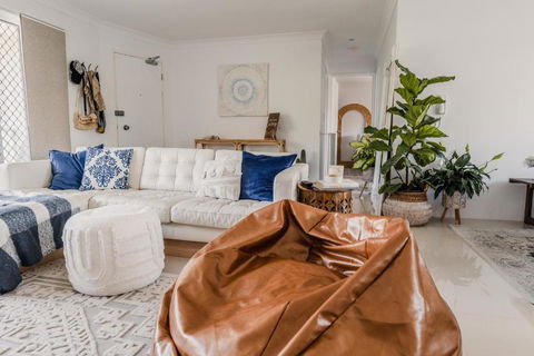HEART OF BURLEIGH Holiday Villa - Perfect Location With Pools - Flights 2