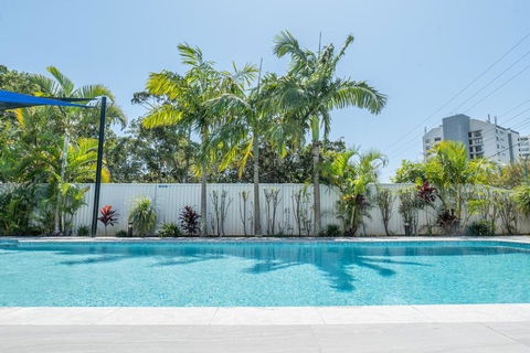 HEART OF BURLEIGH Holiday Villa - Perfect Location With Pools - Flights 0