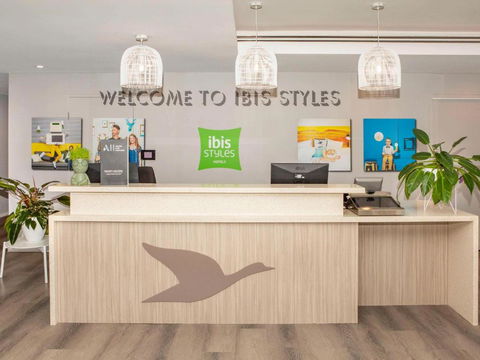 Ibis Styles The Entrance - Flights 1