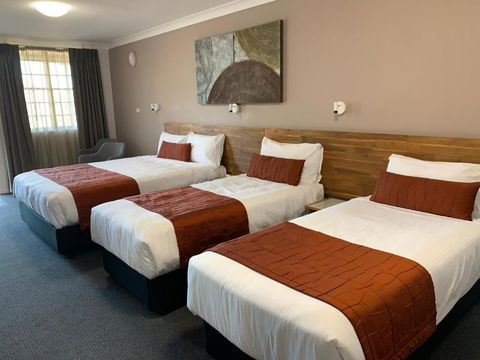 In Town Motor Inn - Flights 3