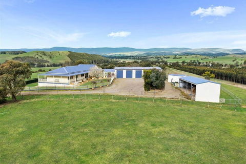 IRONBARK FARM Farmhouse On 52 Acres In The Scenic Yarra Valley - Flights 1