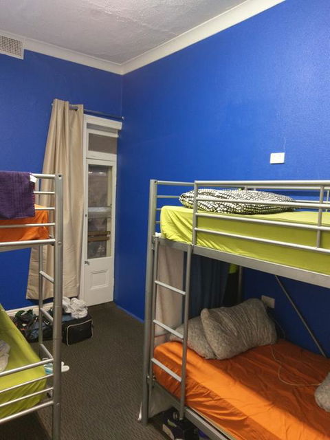 Adelaide Travellers Inn Backpackers Hostel - Flights 3