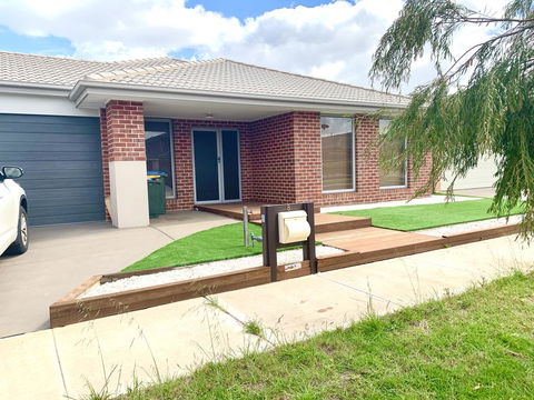 AHA Family Holiday House With Huge Backyard - Flights 2