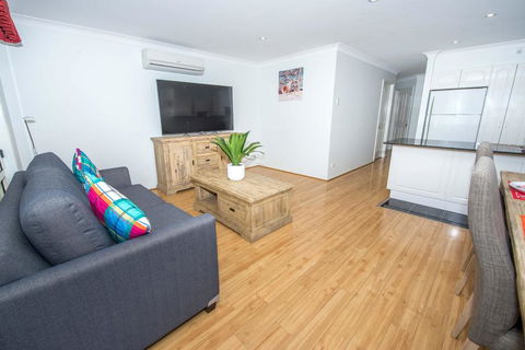 Ajax Avenue 2/35 - Nelson Bay - Flights 3