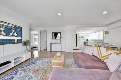 New Property Seabreeze Bungalow - Lakeview Sunset Delight At Sunshine On Lake Macquarie - Flights 3