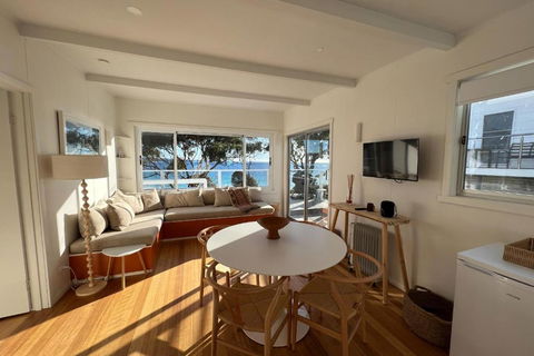 PIPI SHACK - Iconic Waterfront Shack Binalong Bay - Flights 2