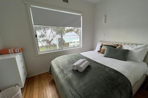 PIPI SHACK - Iconic Waterfront Shack Binalong Bay - Flights 3