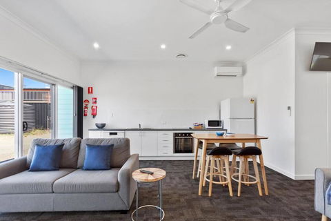 Port Lincoln Shark Apartment 4 - Flights 1