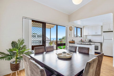 Quaint 2-Bed Beach Abode With Ocean Views - Flights 0