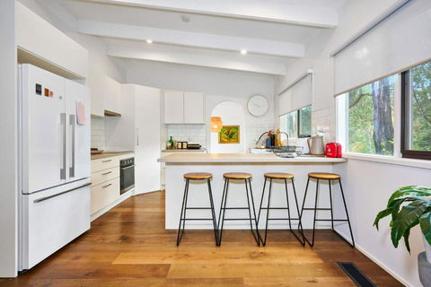 Renovated 5 Bedroom Retreat With Deck Fireplace - Flights 0