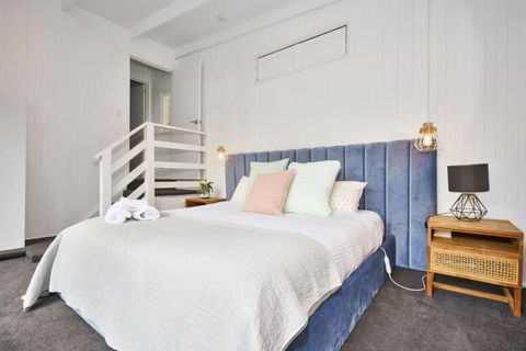 Renovated 5 Bedroom Retreat With Deck Fireplace - Flights 3