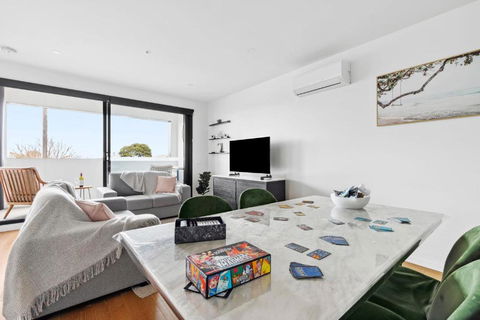 Retreat On Bellerine I 2BR Apartment I Geelong CBD - Flights 3