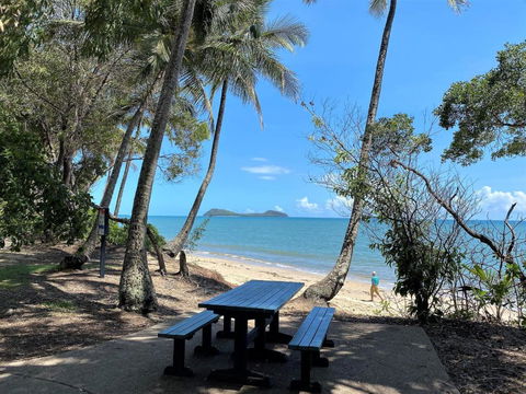 Ribbons Beachfront Apartments Clifton Beach - Flights 3
