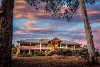 Robyn\'s Nest Lakeside Resort with Flights