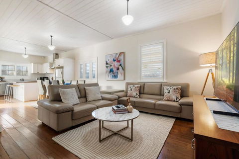 Sampson Cottage - Historic Charm - Flights 3