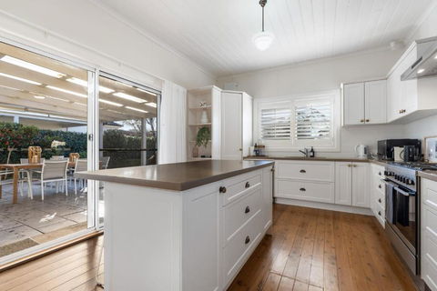Sampson Cottage - Historic Charm - Flights 2