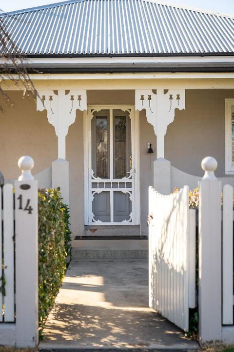 Sampson Cottage - Historic Charm - Flights 0
