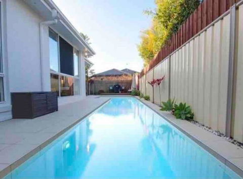 Sandstone Point Luxury 5 Bedroom Home - Flights 0
