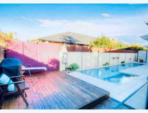 Sandstone Point Luxury 5 Bedroom Home - Flights 2