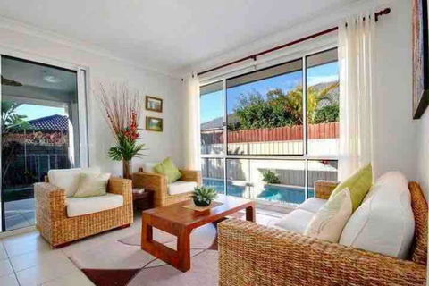 Sandstone Point Luxury 5 Bedroom Home - Flights 1