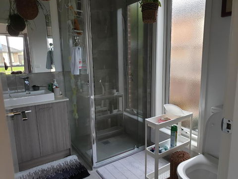 Snug & Cozy Ensuite In A New House - Flights 2