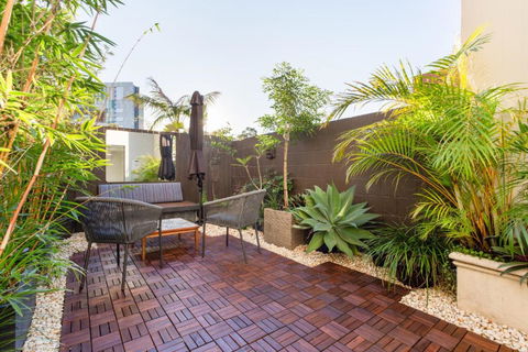 Stylish 2-Bed Unit With Garden Patio And Balcony - Flights 0