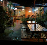 Bev and Mick's International Backpackers at Mcmahon's - Flights