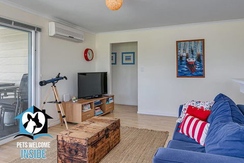 Big Stylish House With River Views, Games Room & WiFI - Flights 2
