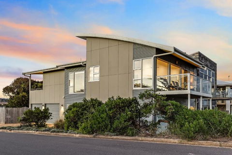 A Surfers Paradise At Chiton Rocks Pets Welcome - Flights 1
