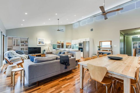 A Surfers Paradise At Chiton Rocks Pets Welcome - Flights 3